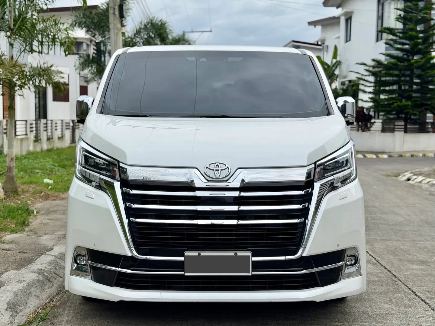 TOYOTA HIACE SUPER GRANDIA TOP OF THE LINE placeholder 1