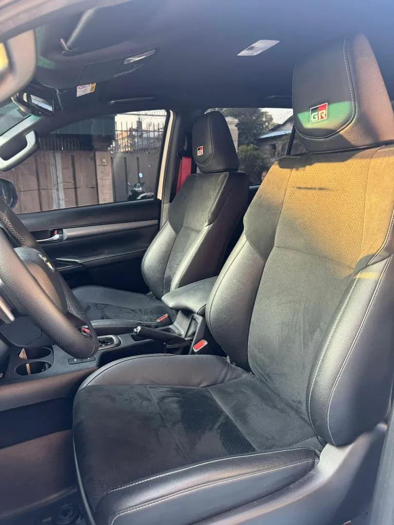 TOYOTA HILUX GRS 4X4 TOP OF THE LINE (2025) placeholder 6